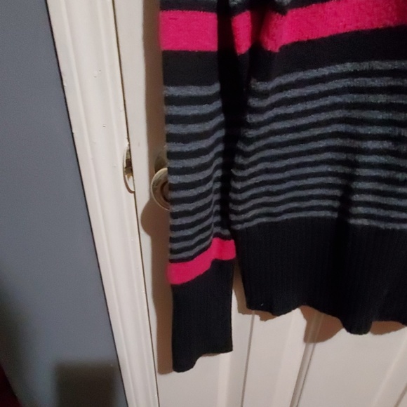 Sweater - Picture 4 of 4